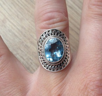 Zilveren edelsteen ring met facet blauwe Topaas maat 17 mm